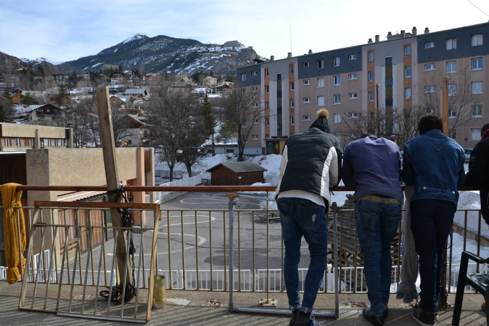Migrants balcon Refuges Solidaires.jpg